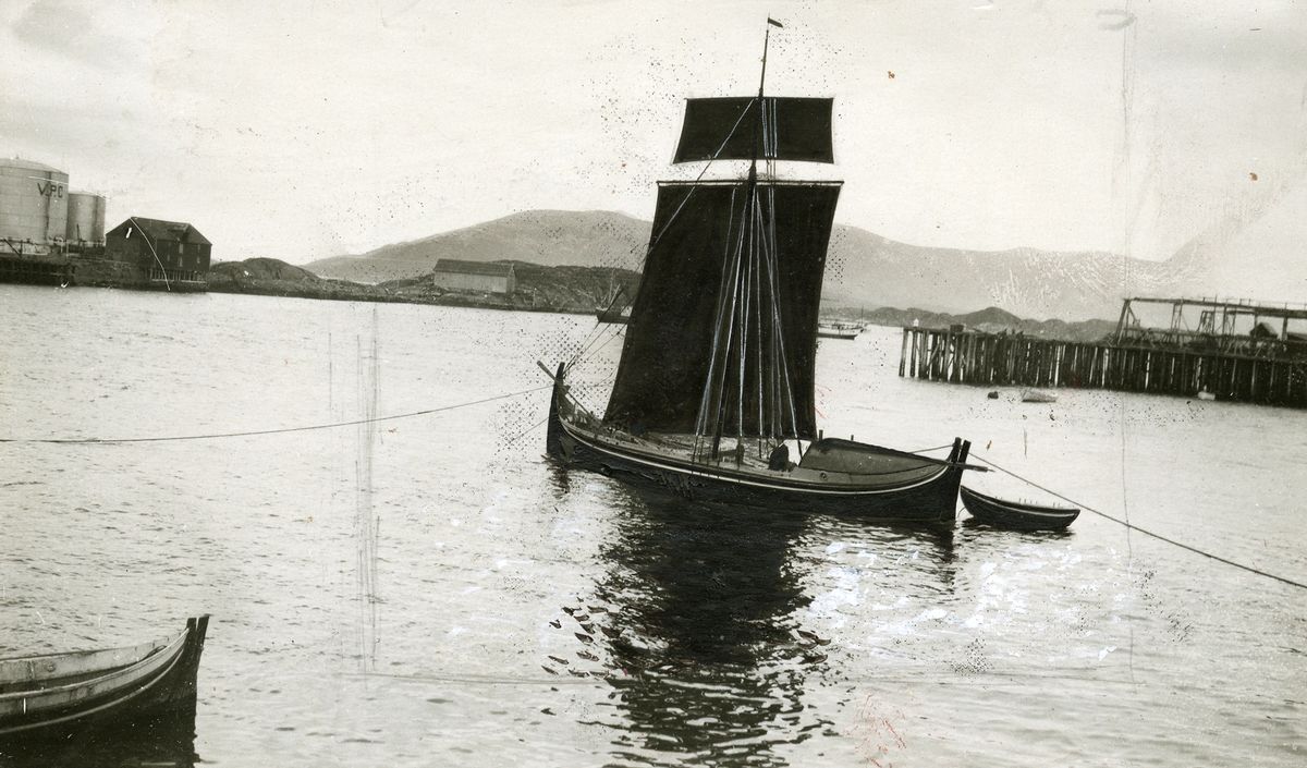 Den nordlandske Fembøringen "Opreisningen" ble kjøpt som gave av J. L. Tiedemanns Tobaksfabrik til Norsk Folkemuseum. Den ble seilet fra Sandnessjøen til Oslo i juli-august 1927 av kapten Johan Røring. Her ligger båten i Sandnessjøen før avreisen.