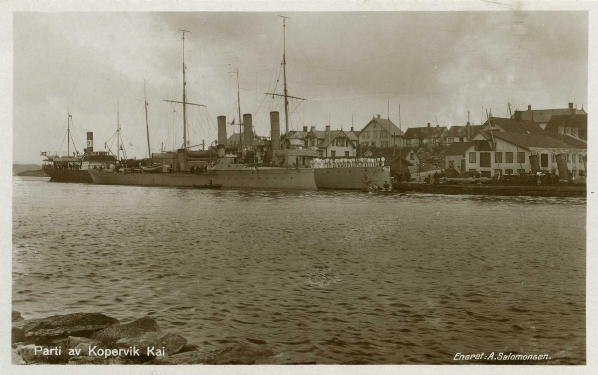 Midt på bildet, torpedodivisjonsskipet Valkyrjen (bygget i 1896) nærmest og, langs kai, kanonbåt av 1. klasse Frithjof (bygget i 1896). Foran disse, torpedobåter av 1.klasse