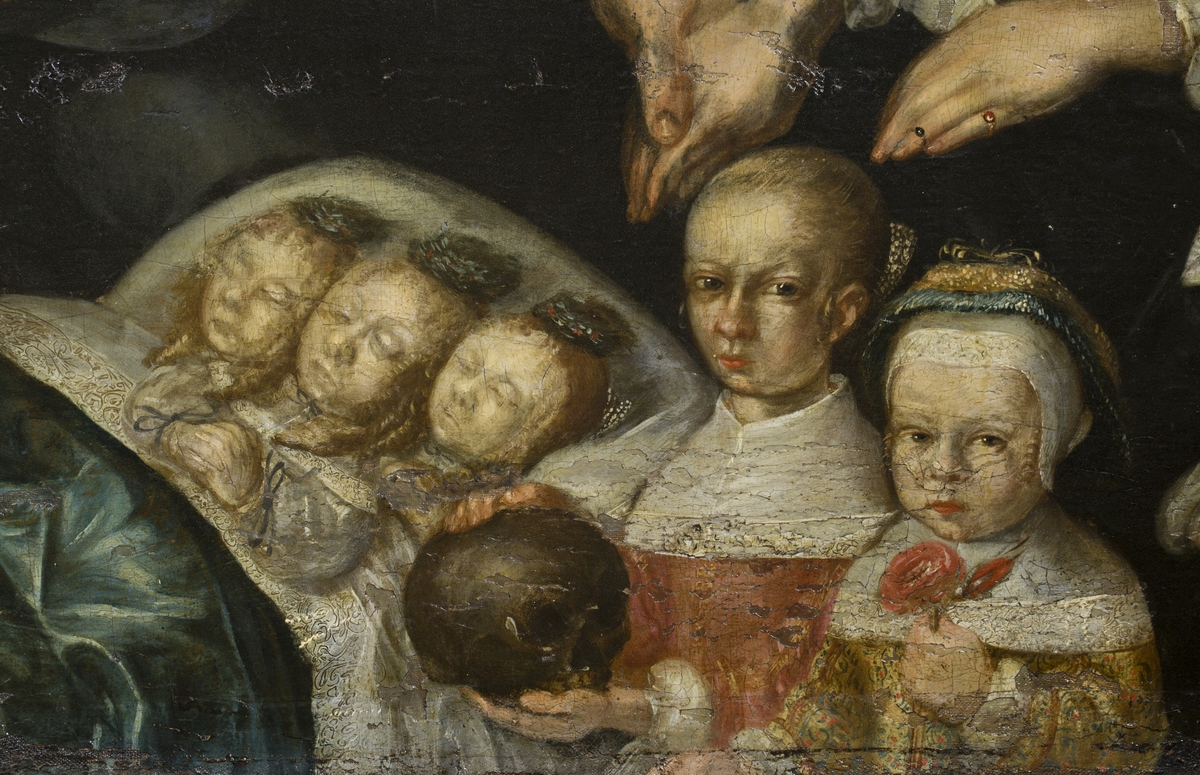 Todelt motiv. Familiportrett i nedre felt. Oppstandelsen i øvre felt.