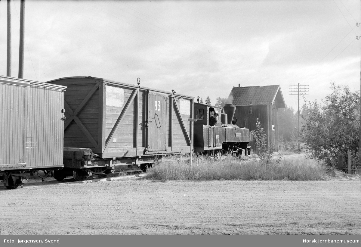 Tog på Finstadbru stasjon, trukket av damplokomotiv nr. 4 "Setskogen" - gammelt vanntårn i bakgrunnen