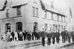 Stasjonspersonalet på Sarpsborg stasjon oppstilt for fotogra