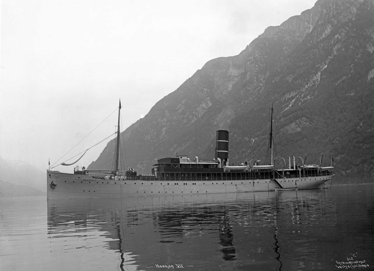 Haakon VII (b. 1907, Trondhjems Mekaniske Verksted, Trondhjem), i Odda