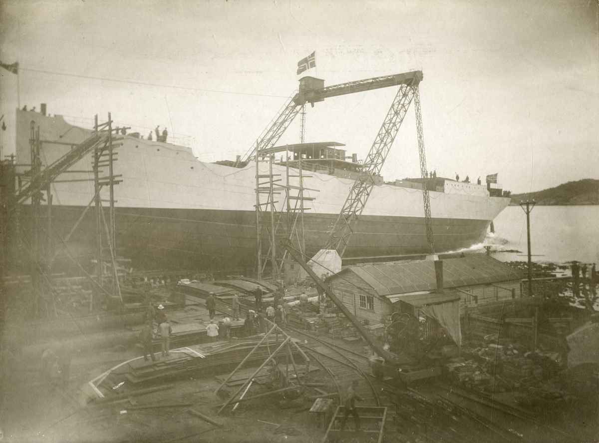 Sjøsetting av D/S America (b.1914, A/S Sørlandets Skibsbyggeri, Fevig) 