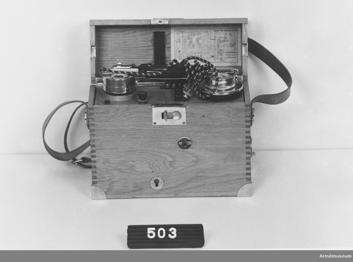 Telefonapparat, 1918-1945, finsk.
Tillverkad i Estland på 1920-talet. Gåva till signalinspektören 1973 av finske översten Penti Myyrylhäinen.