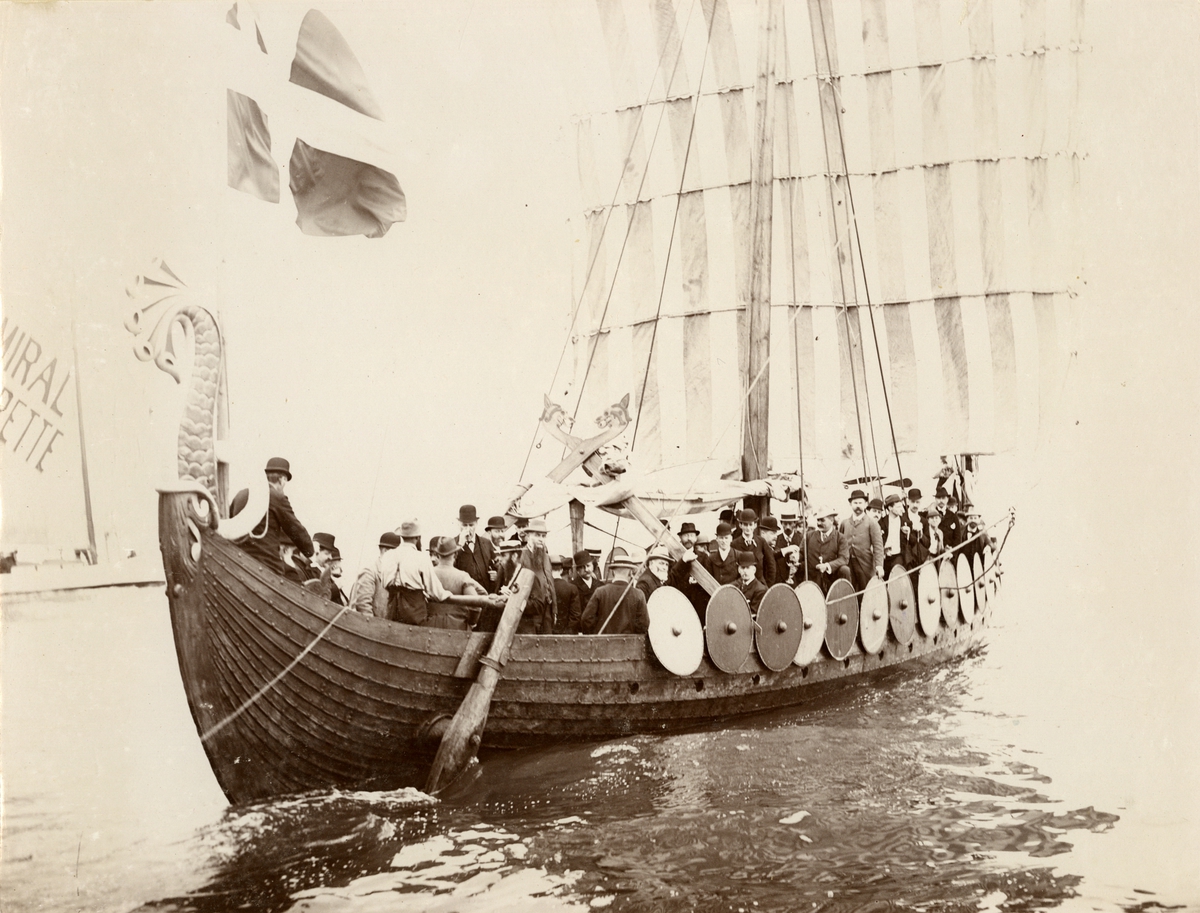 På seiltur med "Viking" (b.1893, A/S Framnæs mekaniske verksted, Sandefjord). - I New York på vei til verdensutstillingen i Chicago 1893.