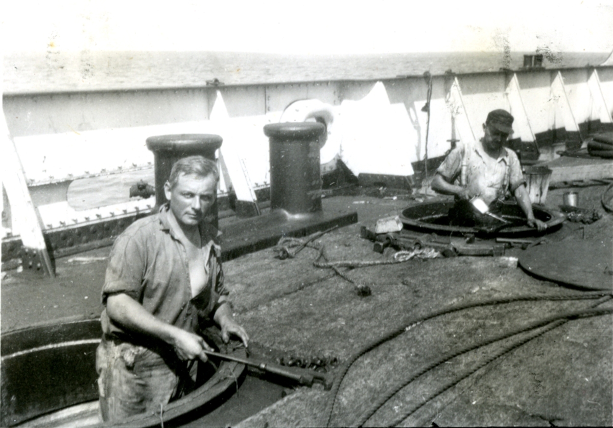 Kokerne gjør klar apparatene på turen. - Ombord i Fl/K ' Vestfold' (b. 1931, Furness Shipbuilding Co. Ltd, Haverton Hill).