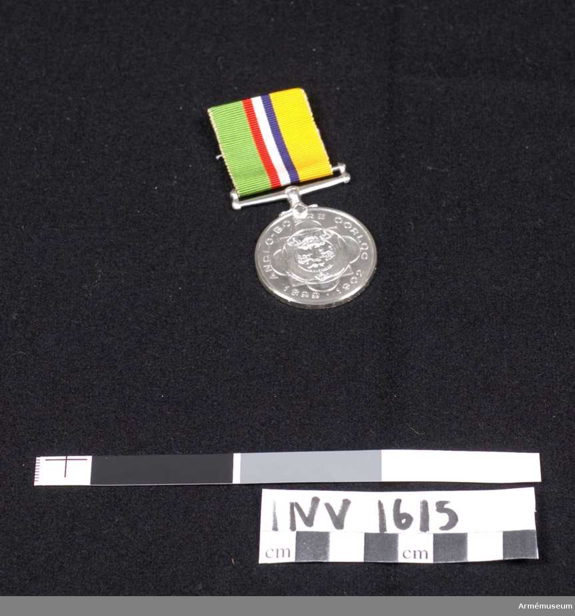 Medaljen skall hänga i det anbringade bandet på vänster sida. Bandets färger är från vänster: grönt-rött-vitt-blått-gult. På framsidan Oranjefristatens vapen, på baksidan Sydafrikanska republikens.