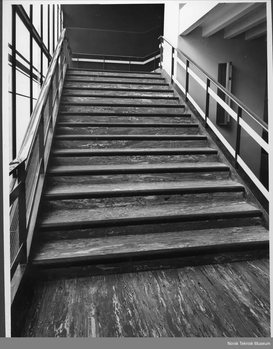 Interiør, trappeoppgang, Ingeniørenes Hus, Oslo, 1930-40-tallet, gummi trappebellegg, produsert av Mjøndalen Gummivarefabrikk
