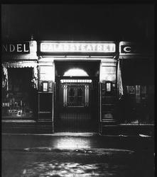 Opplyst inngangsparti, Paladsteateret, Karl Johansgate 41, 1