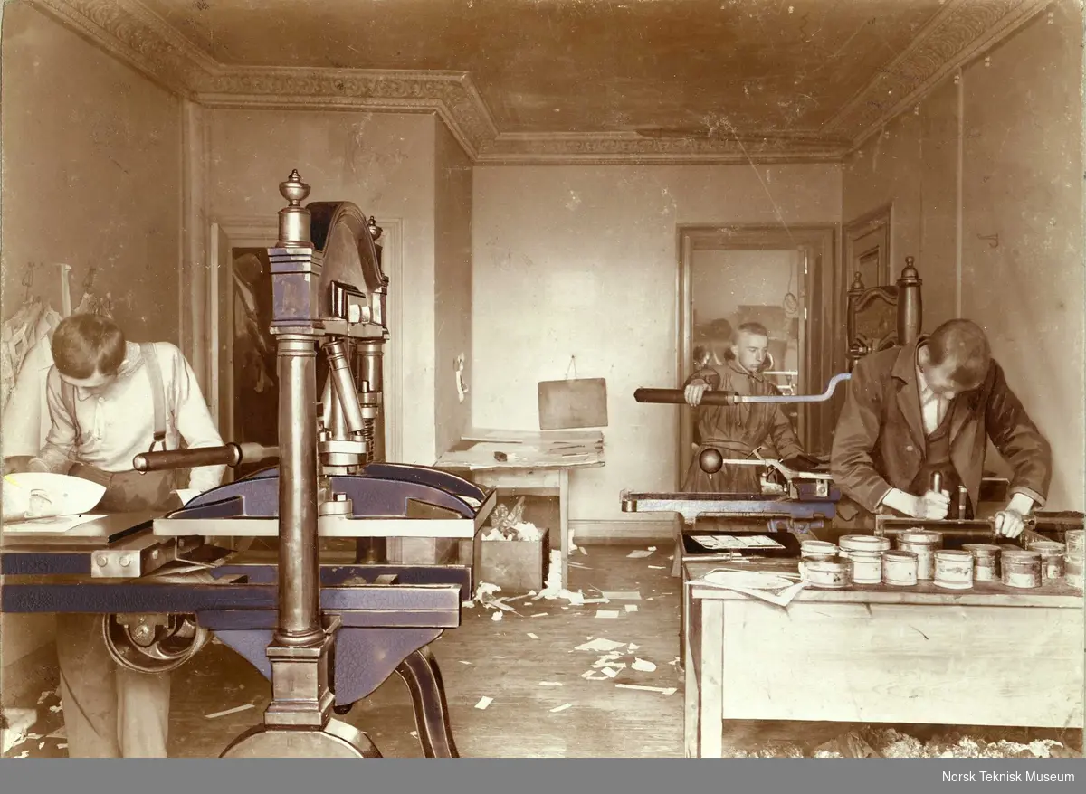 Produksjon ved klisjé-anstalten Wilh. Scheel & Co,  Akersgaten 7, omkring 1910.