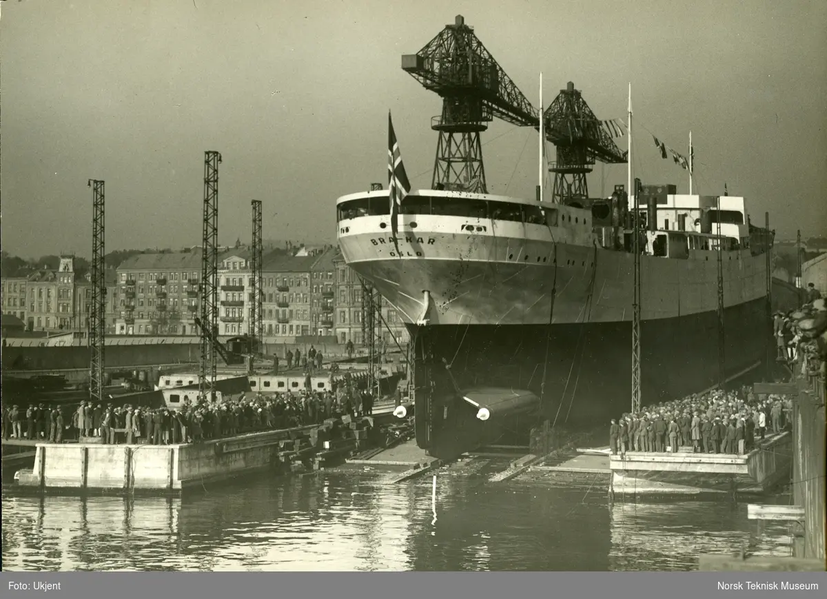 Stabelavløpning, lastebåten M/S Bra-kar (evt. Brakar), B/N 432 på Akers Mek. Verksted. Skipet ble levert av Akers mek. Verksted i 1928 til Fred. Olsen, Oslo.