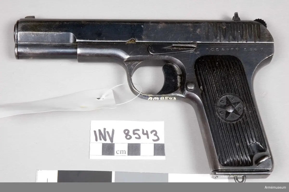 Halvautomatisk pistol med system Tokarev. Tillverkningsnr AA 1436.
Handgrepp av konstmassa, märkt med en stjärna (CCCP). Märkt "Sovjet stjärna" (K). 8-skotts magasin.