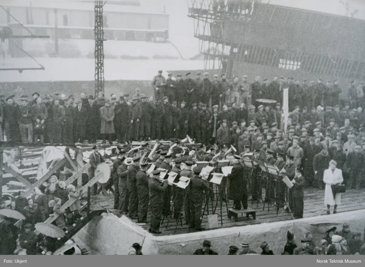 Musikkorpset spiller på Akers Mek. Verksted før stabelavløpningen av cargolineren M/S Bataan, B/N 481 21. november 1946. Skipet ble levert 30. april 1947 til Fred. Olsen & Co.