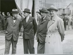 Adm. dir. Aamundsen (t.h.) og tre andre menn på Akers Mek. V