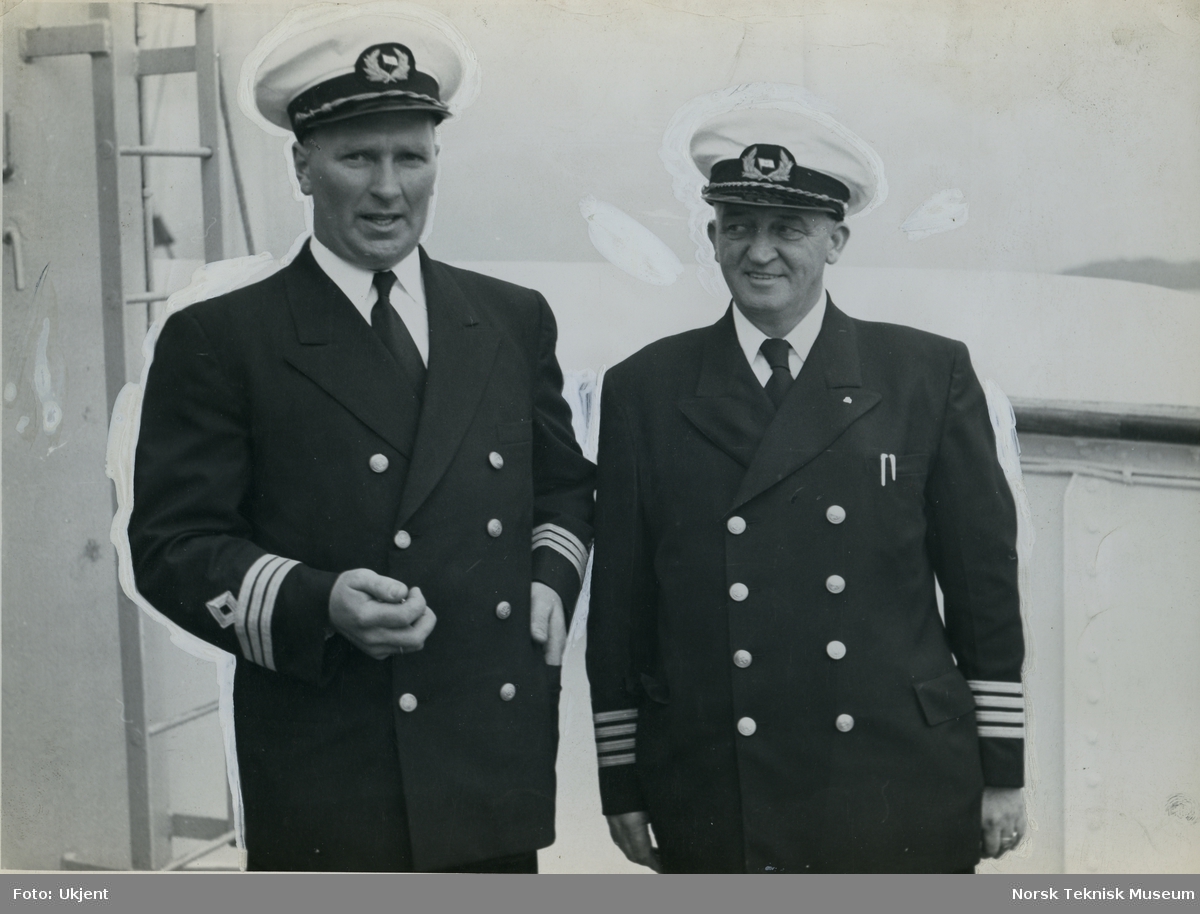 Førstestyrmann Haugland og kaptein Aardahl på dekk på cargolineren M/S Sunda, B/N 504 under prøvetur i Oslofjorden. Skipet ble levert av Akers Mek. Verksted i 1954 til J.L. Mowinckels rederi.