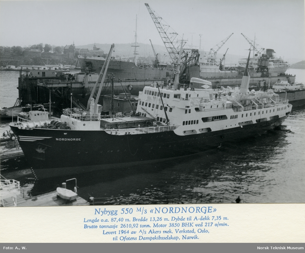 Eksteriør, passasjerskipet M/S Nordnorge, B/N 550 til kai på Akers Mek. Verksted 27. mai 1964. Skipet ble levert av Akers Mek. Verksted til Ofotens Dampskipsselskap 5. juni 1964.