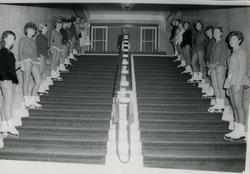 Skøytere oppstilt i trappen på Hotel Bristol i forbindelse m