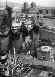 Akers mek. Verksted med Rådhuset i bakgrunnen