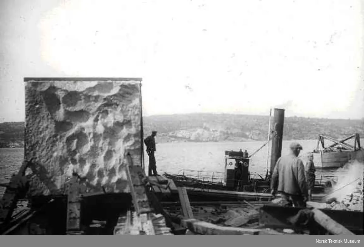 Transport av monolittsteinen fra Iddefjorden. Steinen ligger klar til ombordlasting i skip.
