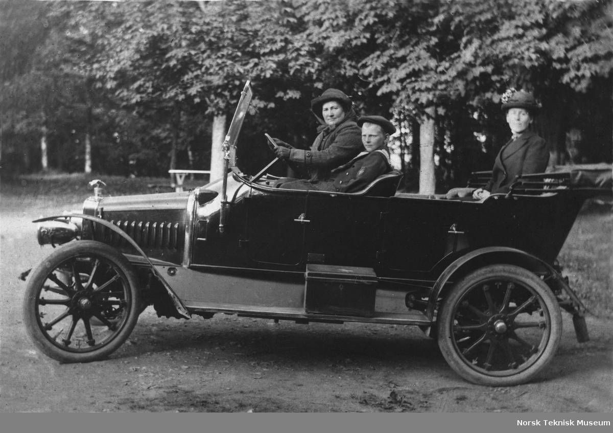 Fru Anna Wærøe bak rattet på sin 1912 modell Adler med registreringsnummer Kristiania 511.