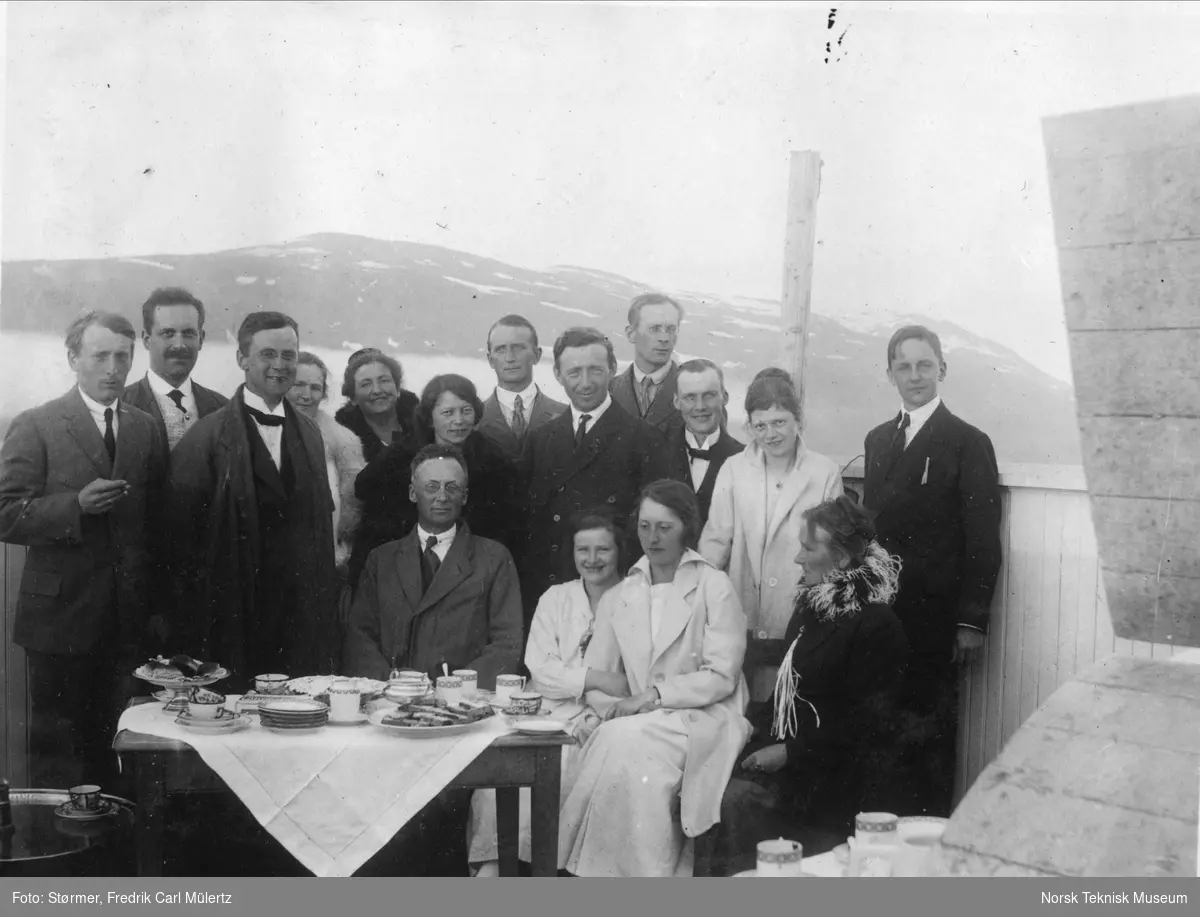 Gruppebilde av medlemmer av Norsk geofysisk kommisjon med koner på tur til Tromsø, geofysisk institutt,  juni 1920.
