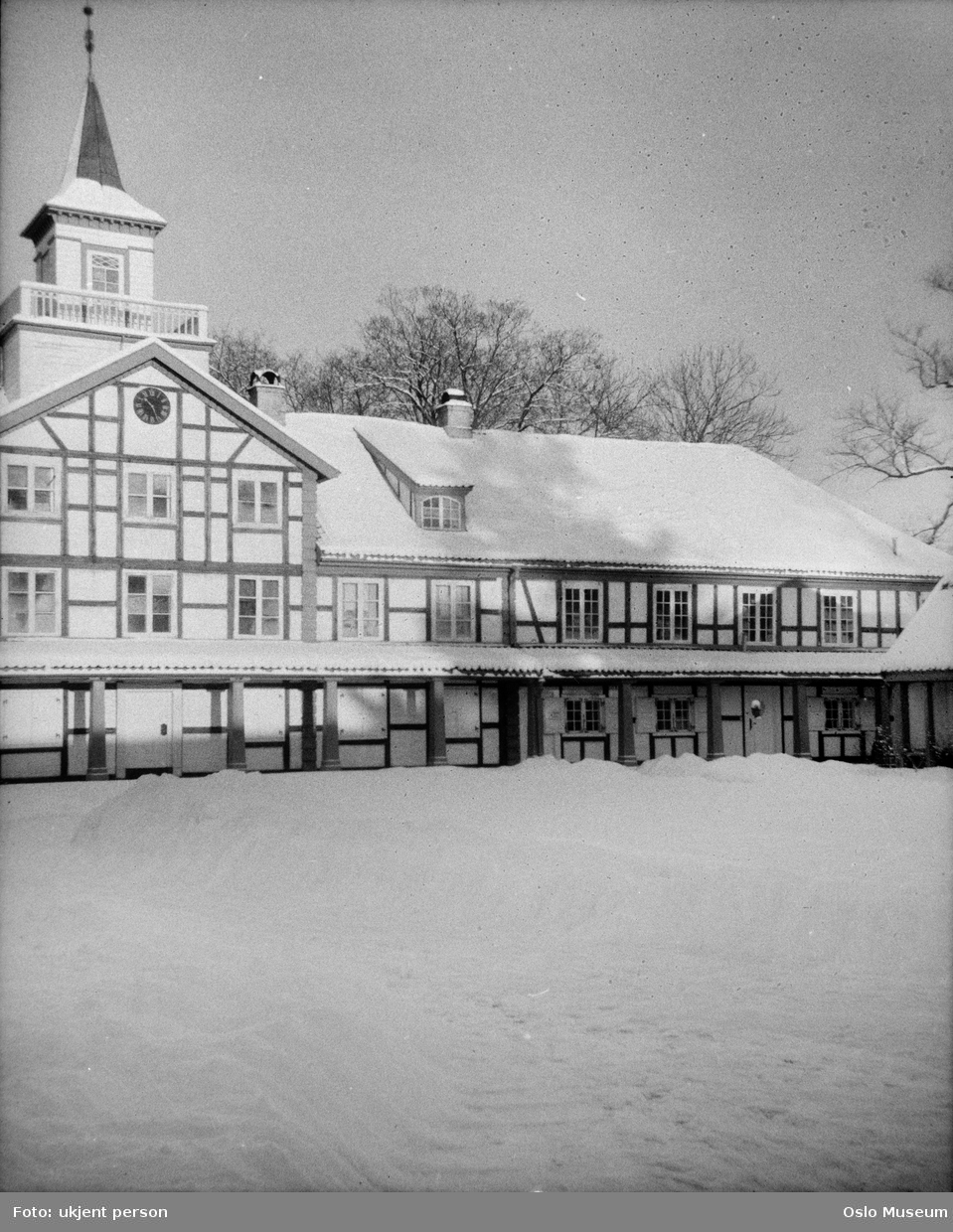 Frogner Hovedgård, Oslo Bymuseum, gårdsinteriør, svalgang, bindingsverk, snø