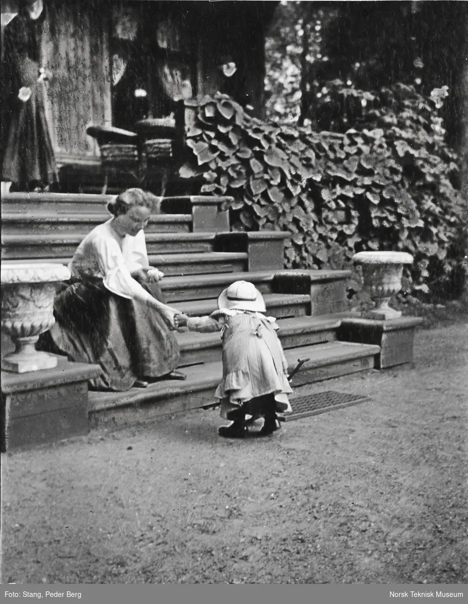 Mor og barn på trappen ut til hagen på Evje, Per Stangs søster og niese.
