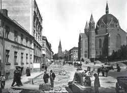 Legging av trikkeskinner i Akersgata i 1899. Bildet er tatt 