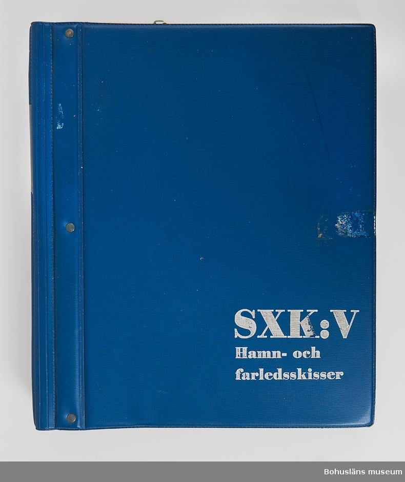 SXK, Svenska Kryssarklubbens Hamn- och farledsskisser, specialkort i pärm.
Föremålet tillhör utrustningen tiill segelbåten Vindö 22 nr 10 ANNOVA,  levererad sommaren 1968. 
ANNOVA är en fin representant för övergången från trä till plast inom båtbyggeriet. Skrovet är tillverkat i glasfiber, men däcket är av teak, och överbyggnad och inredning av mahogny. 
Trävirket och hantverket är av högsta kvalitet.
Skrovlängden är 7,10 m och bredden 2,15. 
Masten är av aluminium.
ANNOVA är fortfarande i originalskick. 
Hon har hela tiden haft en och samma ägare,  professor Carl-Gustav Engström med familj.

Vindövarvet, ett av Orustområdets legendariska båtvarv, startades 1926 av Carl Andersson. 
Han var både en skicklig hantverkare och konstruktör.

Varvet byggde olika bruksbåtar, men med tiden satsades allt mer på kappseglingsbåtar. Under 1950-talet var Folkbåtar den stora produkten. Just Folkbåten hade blivit en omtyckt familjebåt. 
Men många ville ha en något större båt som passade bättre för havssegling. Det ledde till att Carl 1961 konstruerade en båt kallad Vindö 28. Den blev en milstolpe i varvets historia och var den första i raden av olika Vindöbåtar som gjorde varvet välkänt i både Sverige och utomlands.

Erfarenheter av plast fick Vindövarvet från 1960, och det nya etablerades på allvar när man 1965 började producera Vegan. Den var konstruerad av Per Brohäll, och blev oerhört populär. Plastskroven gjordes inte på Vindövarvet, utan köptes in från Lysekils Båtvarv, senare från Lyse Plastprodukter.
När Vindö 22:an levererades hade Carls son Karl-Erik Andersson övertagit uppgiften som varvets ledare, men Carl satt kvar vid ritbordet.