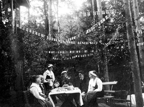 Enligt noteringar: "Lilla mors födelsedag 7 Aug 1914. Kaffebordet i Fagerfall."