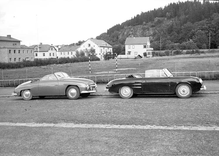 Två sportbilar från 1950-talet