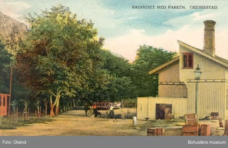 Tryckt text på kortet: "Grebbestad. Badhuset med parken."
"Förlag: Hilmer Karlsson."