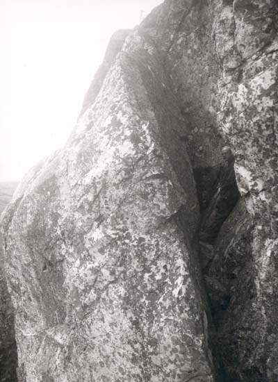 Noterat på kortet: "Sydkoster."
"Grotta på Valfjället, Sydkoster."
Foto (D28) Dan Samuelson 1924. Köpt av dens. dec. 1958."