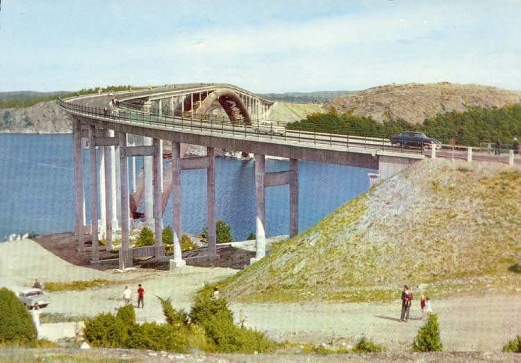 Tryckt text på kortet: "Nya Tjörn och Orustleden. Bron över Askeröfjorden sedd från Almö."