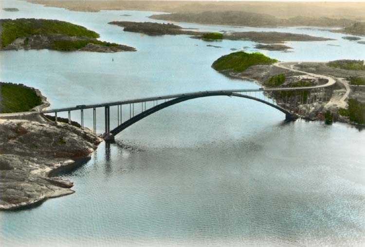 Tryckt text på kortet: "Tjörnbron över Askeröfjorden. Flygfoto."
"Ensamrätt & Foto: A/B Flygtrafik, Dals Långed."