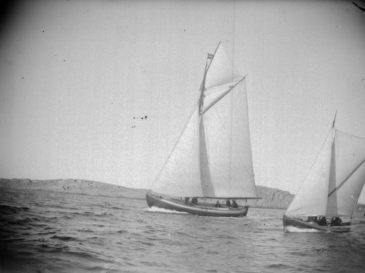 Enligt text som medföljde bilden: "Lysekil. En badgästbåt i närheten av Flatholmen på kryssen 3/8 1899."