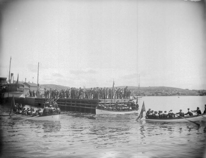 Enligt text som medföljde bilden: "Lysekil. Skeppsbåtar tillhörande Najaden, Gladan och Falken vid ångbåtsbryggan 24/6 1899".
