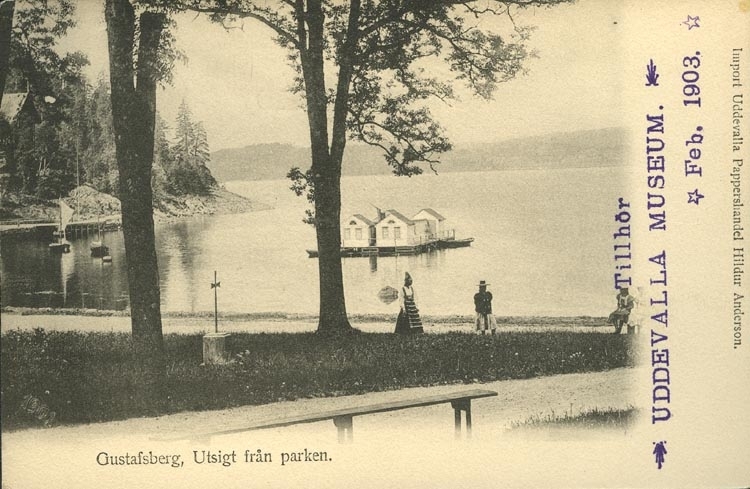 Tryckt text på vykortets framsida: "Gustafsberg, Strandpromenaden."