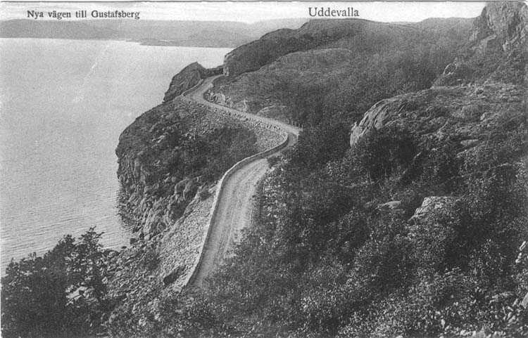 Tryckt text på vykortets framsida: "Nya vägen till Gustafsberg. Uddevalla."