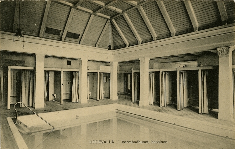 Tryckt text på vykortets framsida: "Uddevalla Varmbadhuset, bassinen."