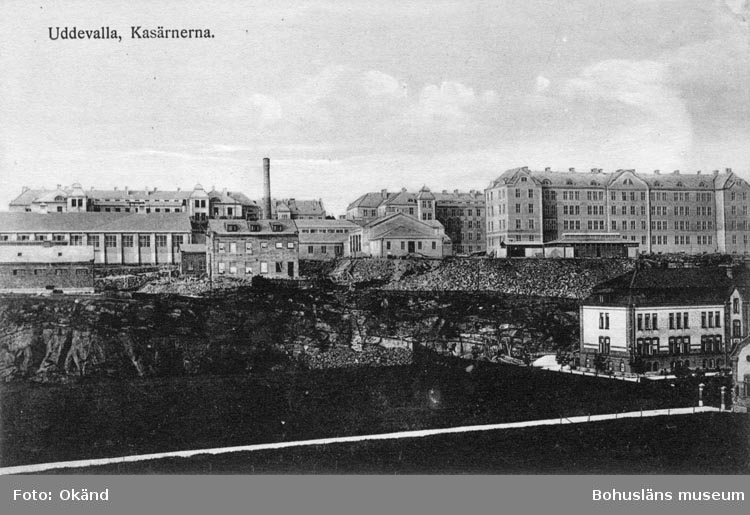 Tryckt text på vykortets framsida: "Uddevalla, Kasärnerna."
