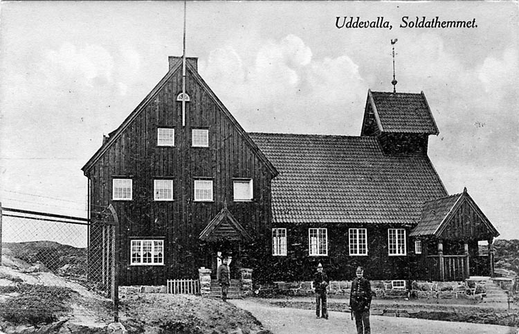 Tryckt text på vykortets framsida: "Uddevalla, Soldathemmet."
