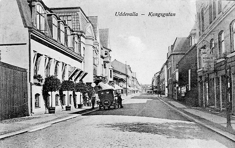 Tryckt text på vykortets framsida: "Uddevalla-Kungsgatan".
