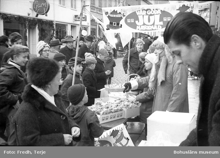 Enligt fotografens notering: "Julmarknaden i Lysekil 1970".