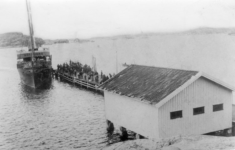 Enligt fotografens notering: "Ångbåten lägger till vid bryggan väster om Badholmarna år 1895. I bakgrunden Kålö med stuga och salteri".