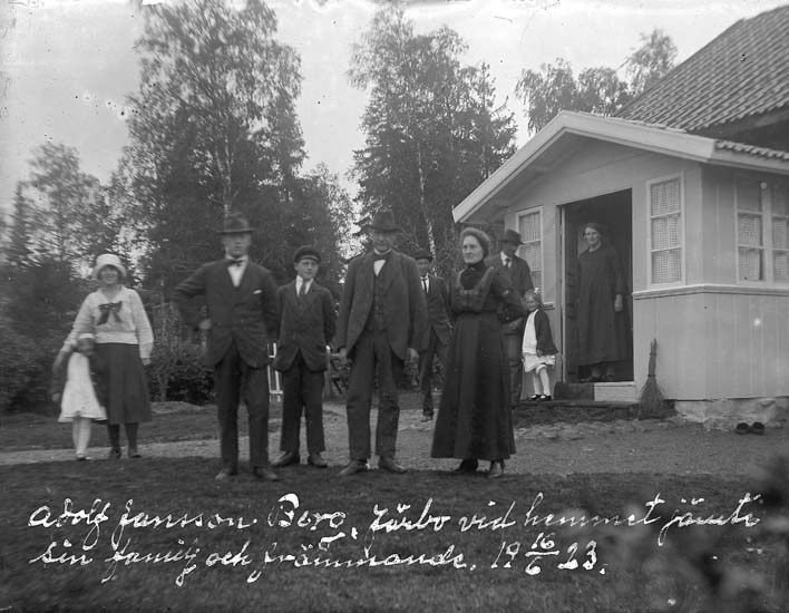 "Adolf Jansson, Berg, Järbo vid hemmet jämte sin familj och främmande 1923-06-16. antecknat på fotografiet med vit färg