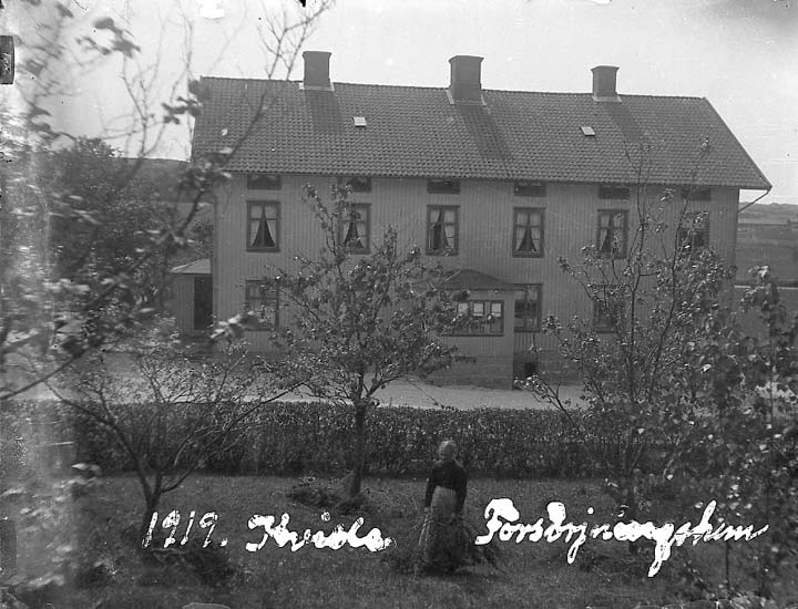 Enligt text på fotot: "1919. Kville Försörjningshem".
Enligt notering: "Kville Försörjningshem, Hjälpesten 1919".