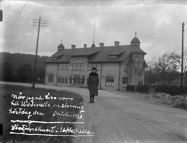 "När jag och Lisa voro till Uddevalla, en stormig höstdag den oktober 1923. Stationshuset Uddevalla"