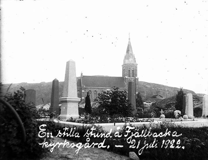 Enligt text på fotot: "En stilla stund å Fjällbacka kyrkogård. - 21 juli 1922".