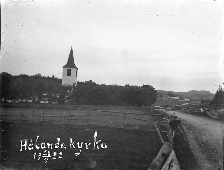 Enligt text på fotot: "Hålanda kyrka 28/9 1922".



















